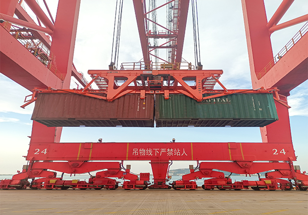 双箱倾翻式集装箱吊具